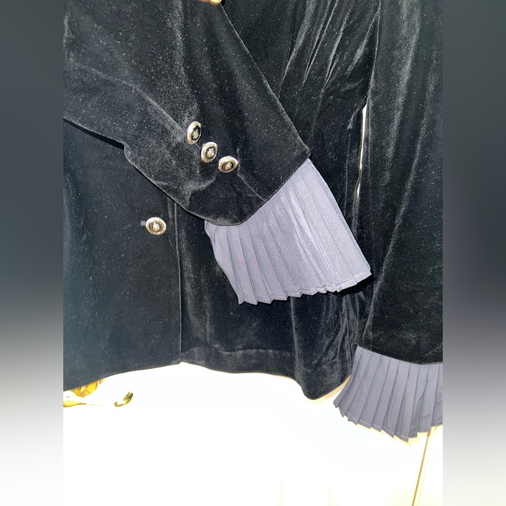 CoMMENSE Pleated Ruffle-Cuff Velvet Skirt Set
COLOR - Black Size Small NWT - Picture 7 of 16